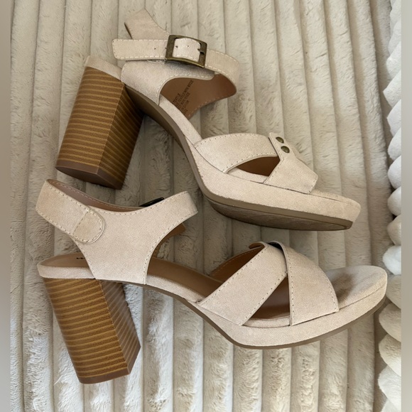 Women’s White Mt. Nude Heeled Sandals - Picture 12 of 12